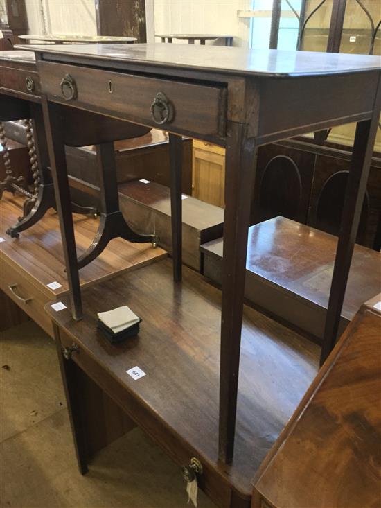 Mahogany side table(-)